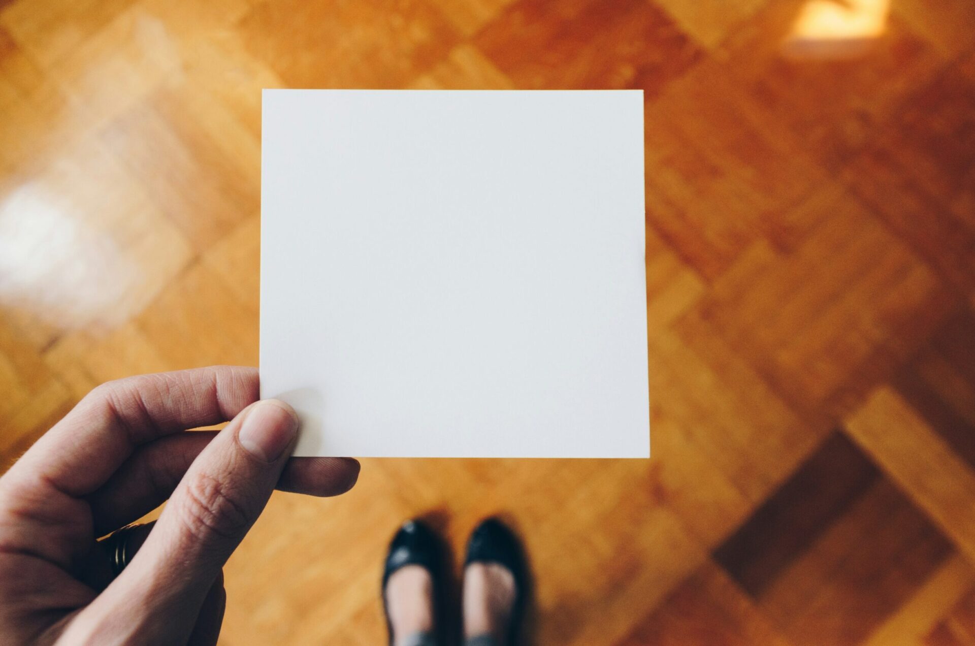 "Step-by-step guide for Iterable integration in a tech stack, featuring illustrations of cross-channel marketing, API connections, and performance analytics for effective customer engagement."